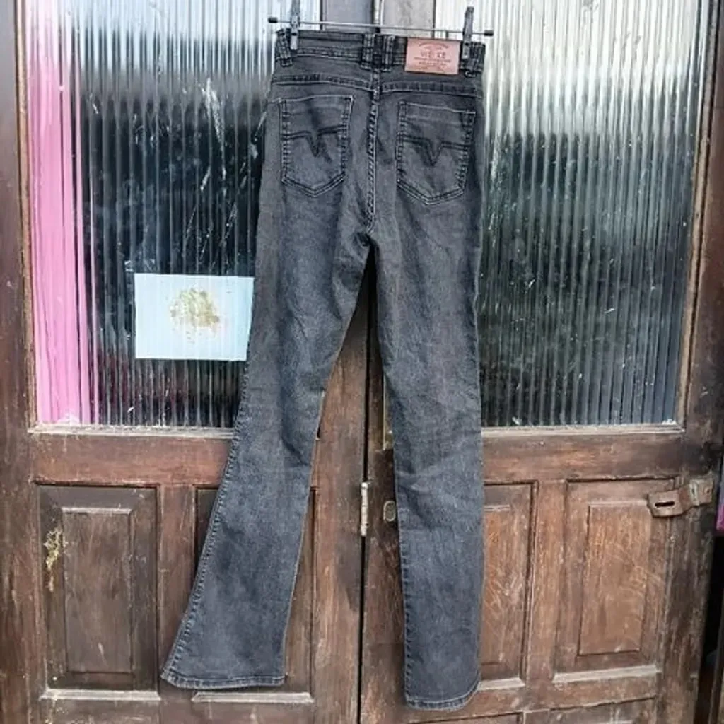 calça preta de cintura alta bootcut