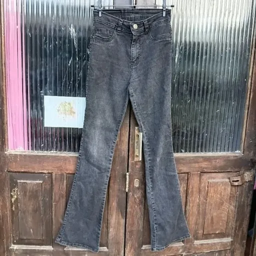 calça preta de cintura alta bootcut