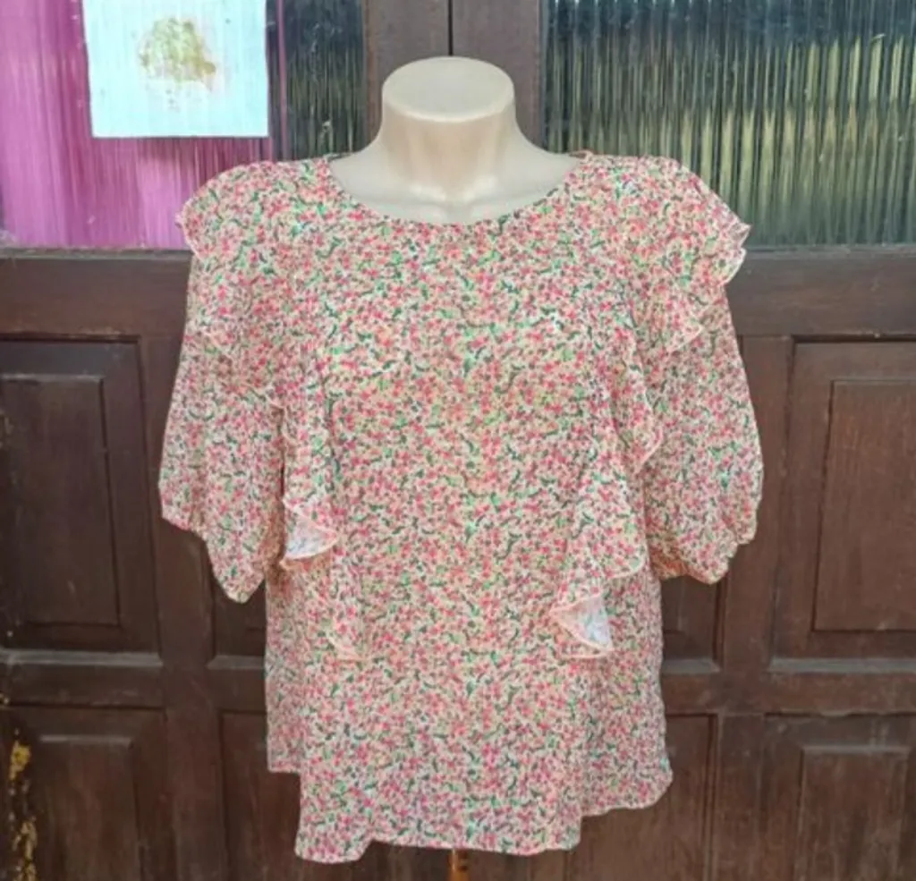 blusa romântica floral com babados tam m