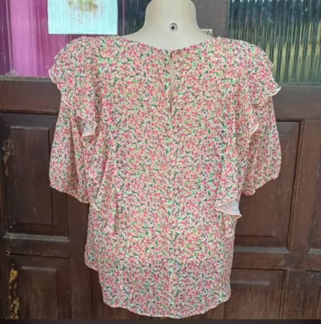 blusa romântica floral com babados tam m