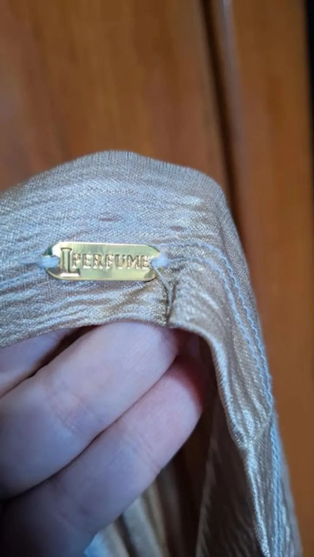 Vestido Dourado Lança Perfume