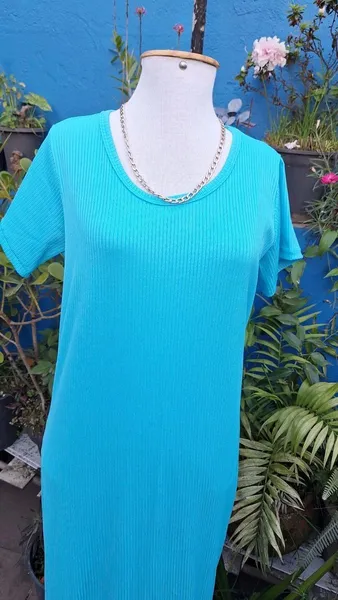 vestido longo canelado azul