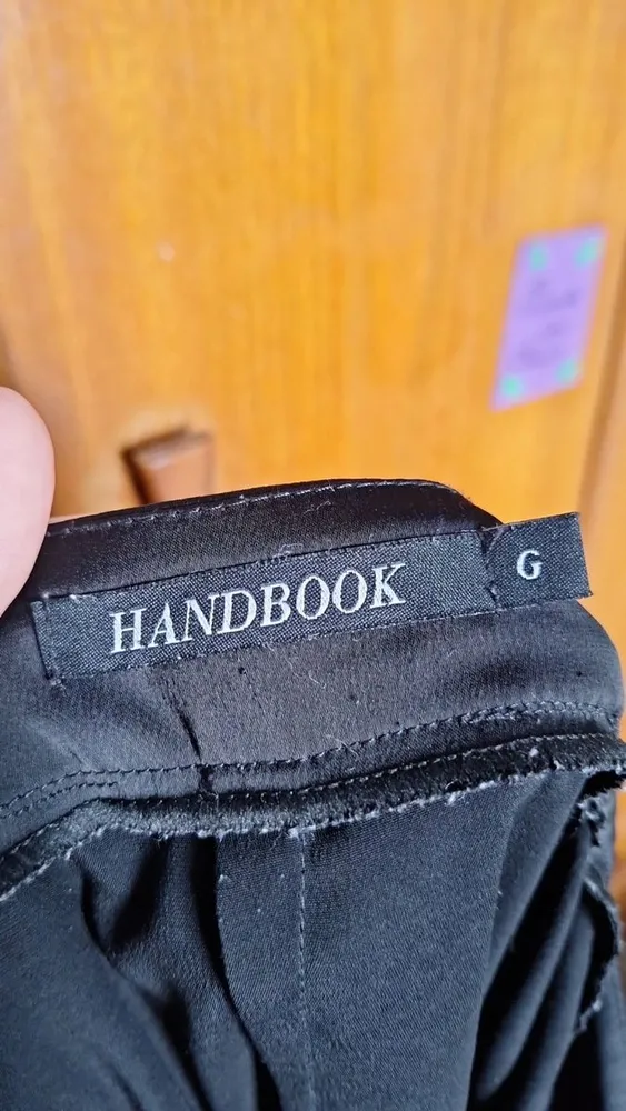 calça handbook acetinada preta