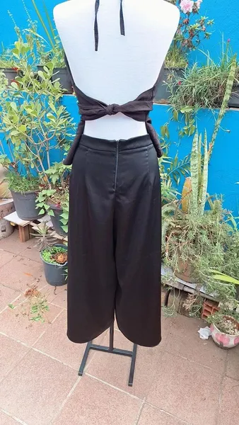 calça handbook acetinada preta