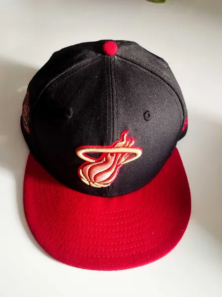 boné new era miami heat bordado aba reta preto vermelh