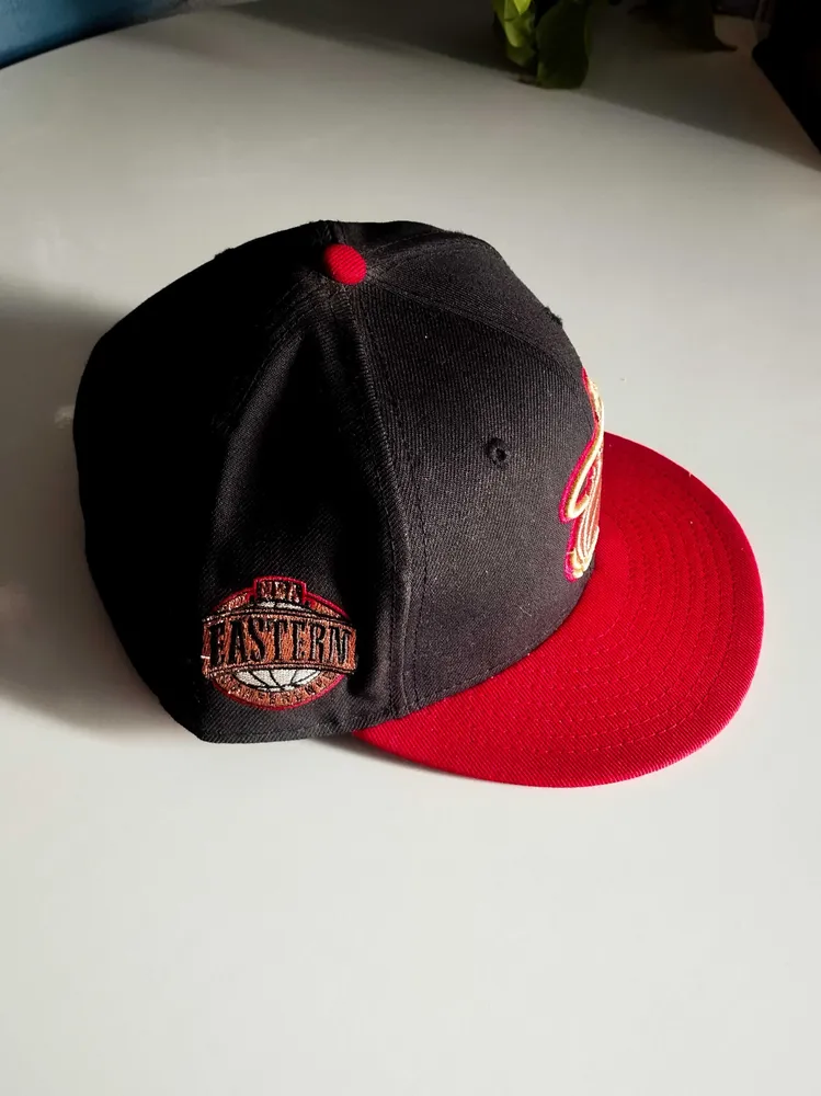 boné new era miami heat bordado aba reta preto vermelh