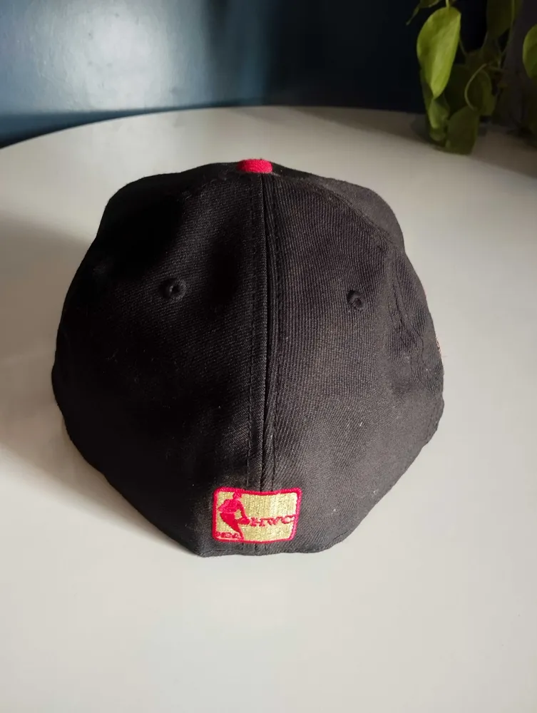 boné new era miami heat bordado aba reta preto vermelh