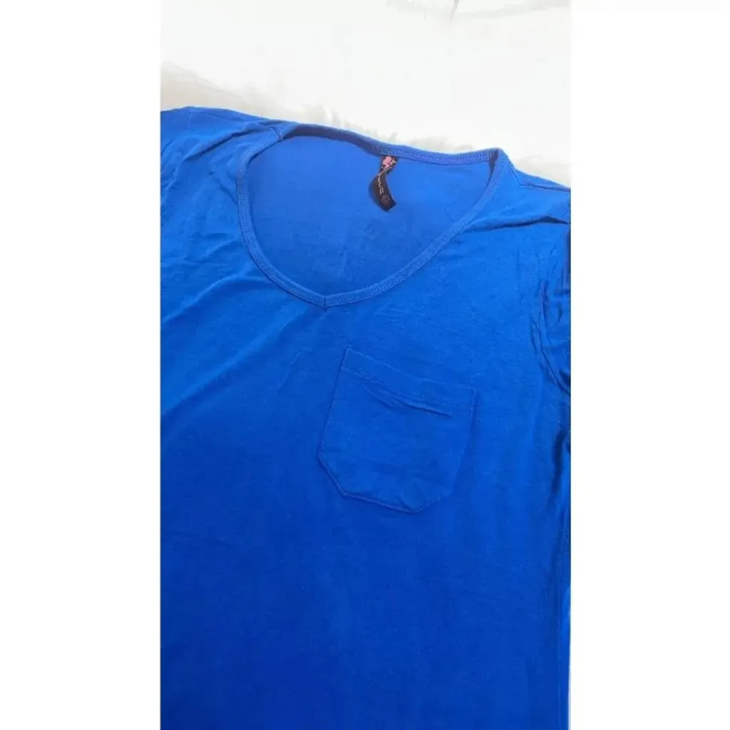 Blusa Feminina Azul Royal Manga Curta Com Bolso E Barra Alongada