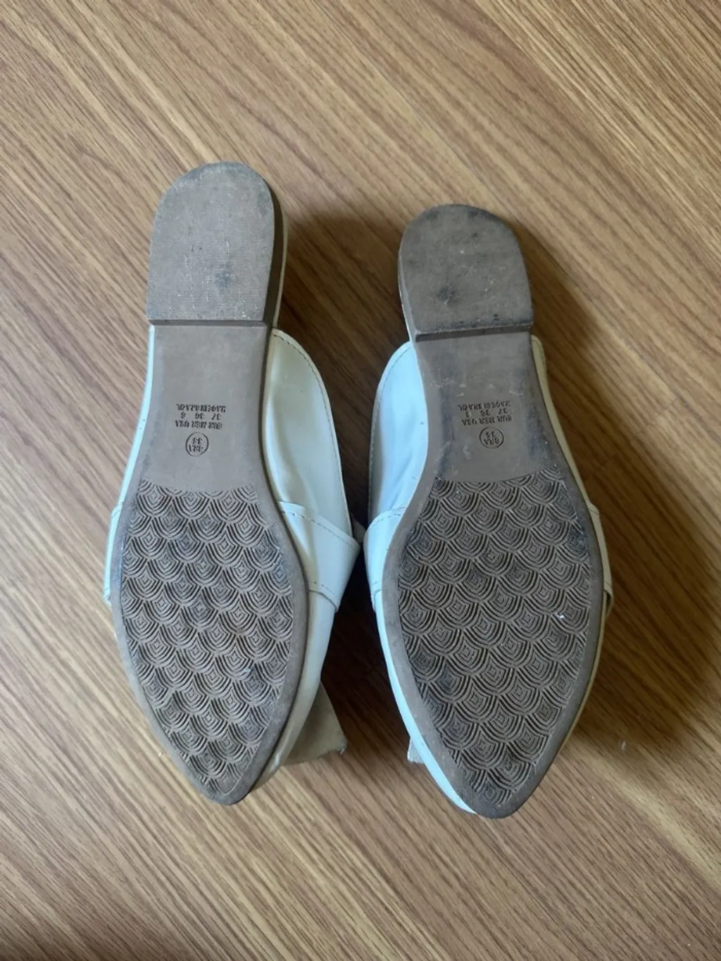 Mule Feminina Off White com No, Conforto e Estilo