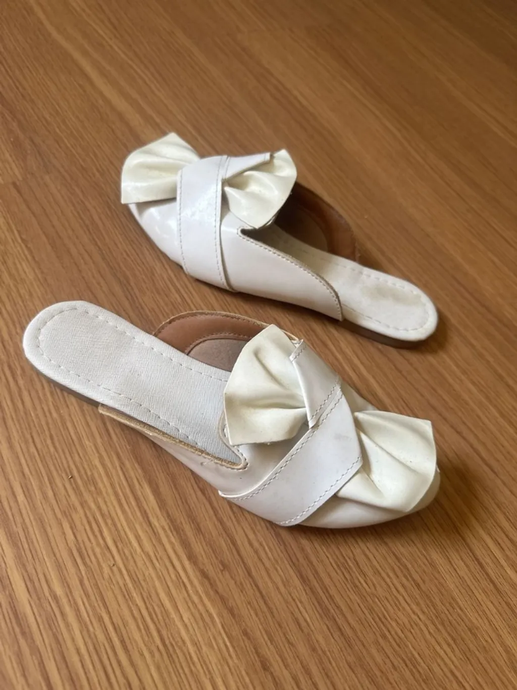 Mule Feminina Off White com No, Conforto e Estilo