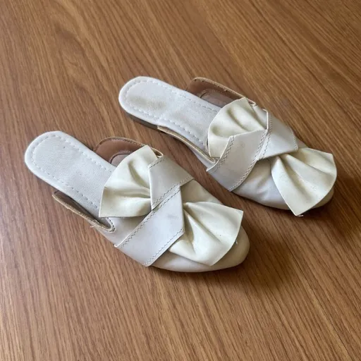 Mule Feminina Off White com No, Conforto e Estilo