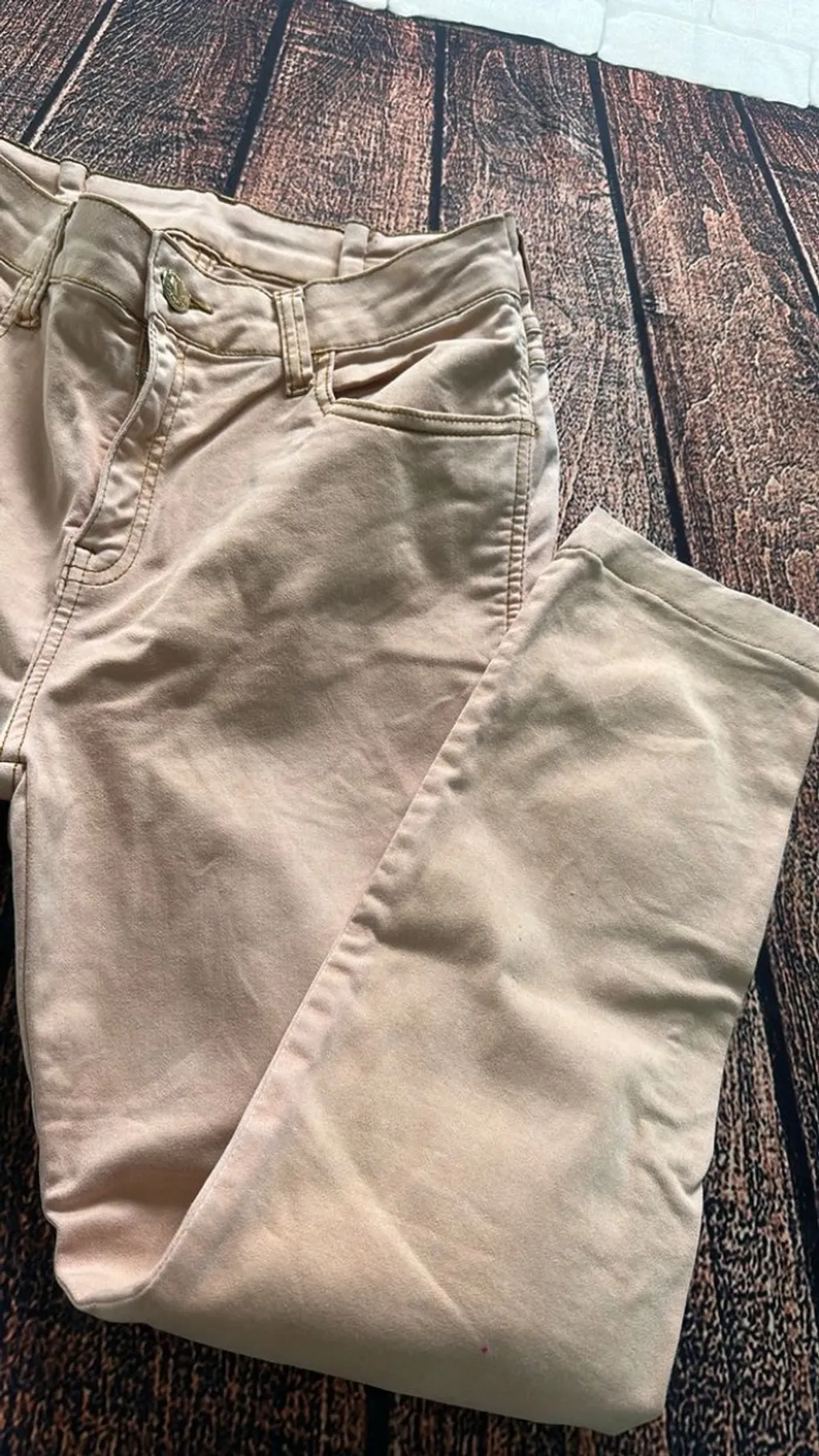 Calça jeans feminina bege marrom claro, modelo ajustado ao corpo