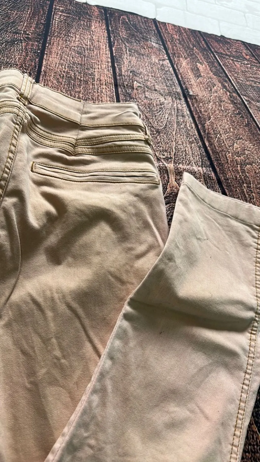 Calça jeans feminina bege marrom claro, modelo ajustado ao corpo