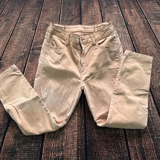 Calça jeans feminina bege marrom claro, modelo ajustado ao corpo