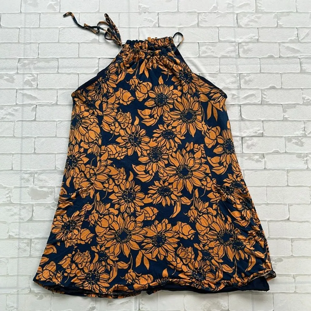 Vestido feminino azul marinho com estampa em laranja, ideal para