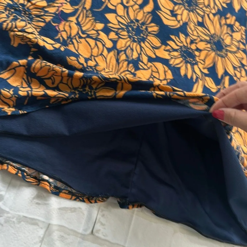 Vestido feminino azul marinho com estampa em laranja, ideal para