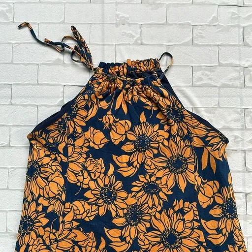 Vestido feminino azul marinho com estampa em laranja, ideal para