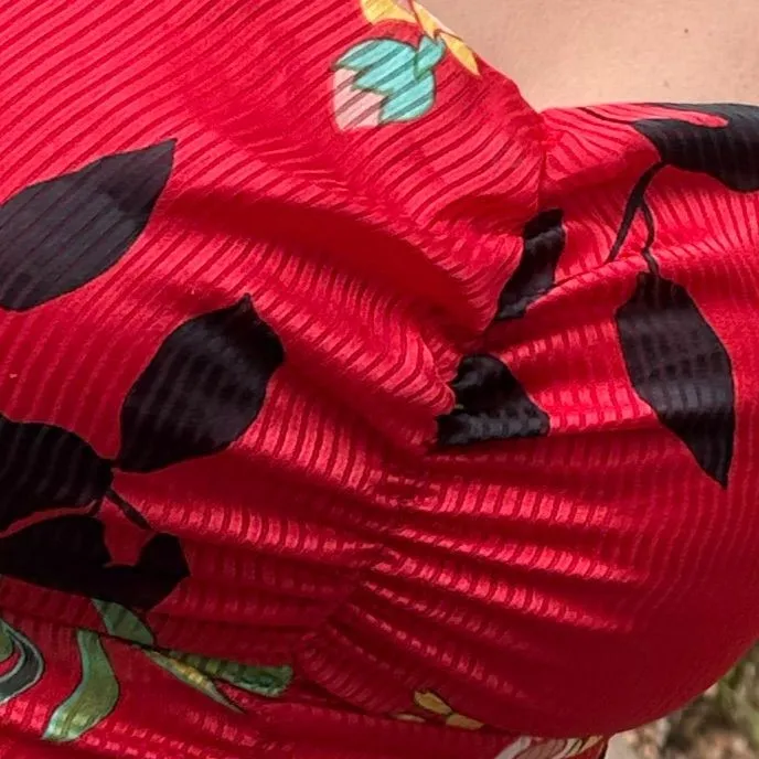TVZ Cropped Vermelho Um Ombro Tam 40