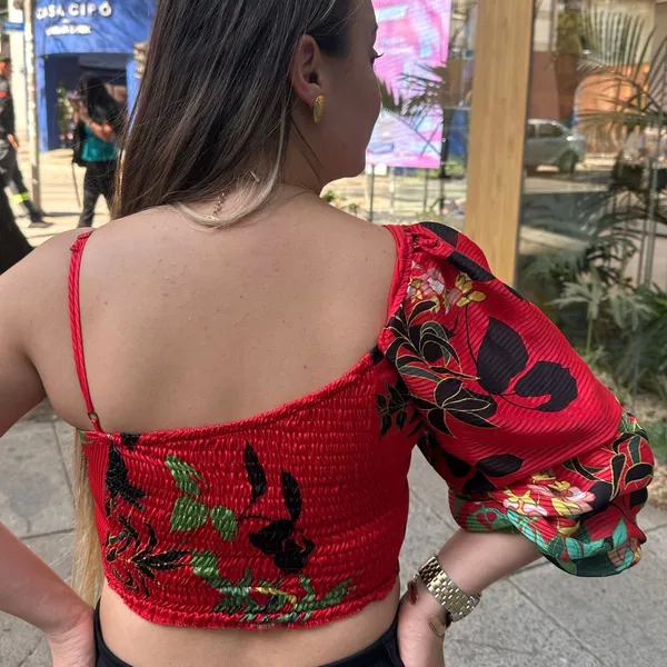 TVZ Cropped Vermelho Um Ombro Tam 40