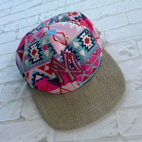 Boné Feminino Estampado Aba Reta Ajustável