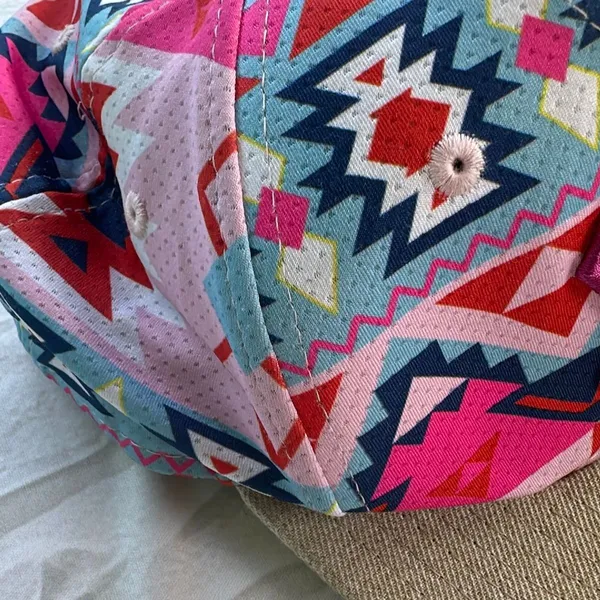 Boné Feminino Estampado Aba Reta Ajustável