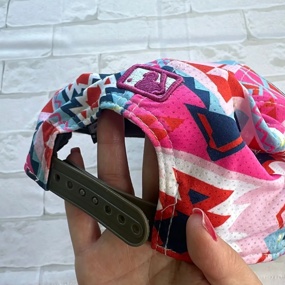 Boné Feminino Estampado Aba Reta Ajustável