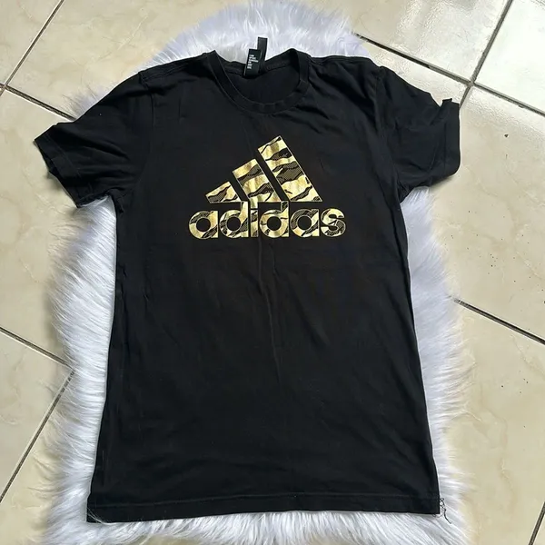 Camiseta Preta Feminina Estampa Dourada Tam M