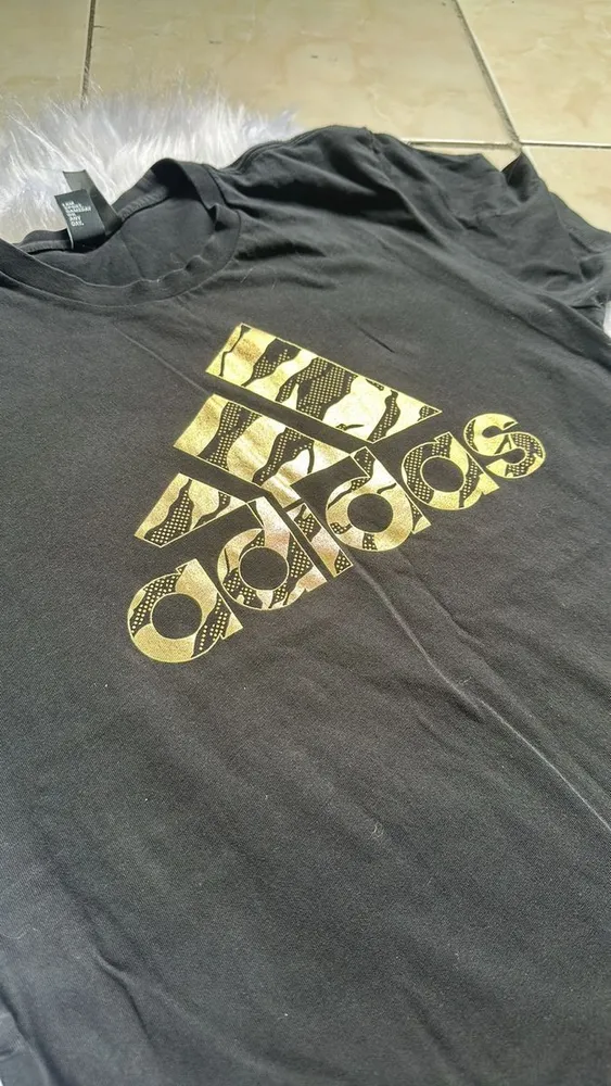 Camiseta Preta Feminina Estampa Dourada Tam M