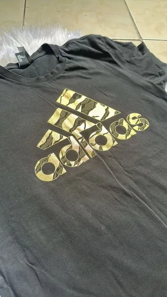 Camiseta Preta Feminina Estampa Dourada Tam M