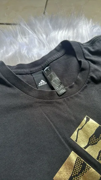 Camiseta Preta Feminina Estampa Dourada Tam M