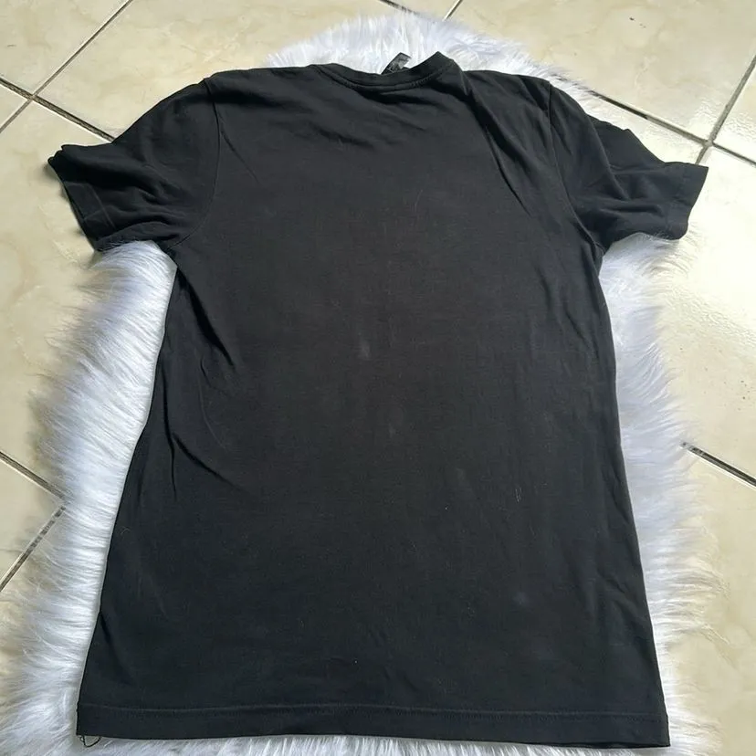 Camiseta Preta Feminina Estampa Dourada Tam M