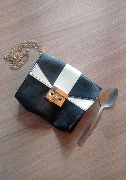 Bolsa Feminina Preta Branca Corrente Dourada