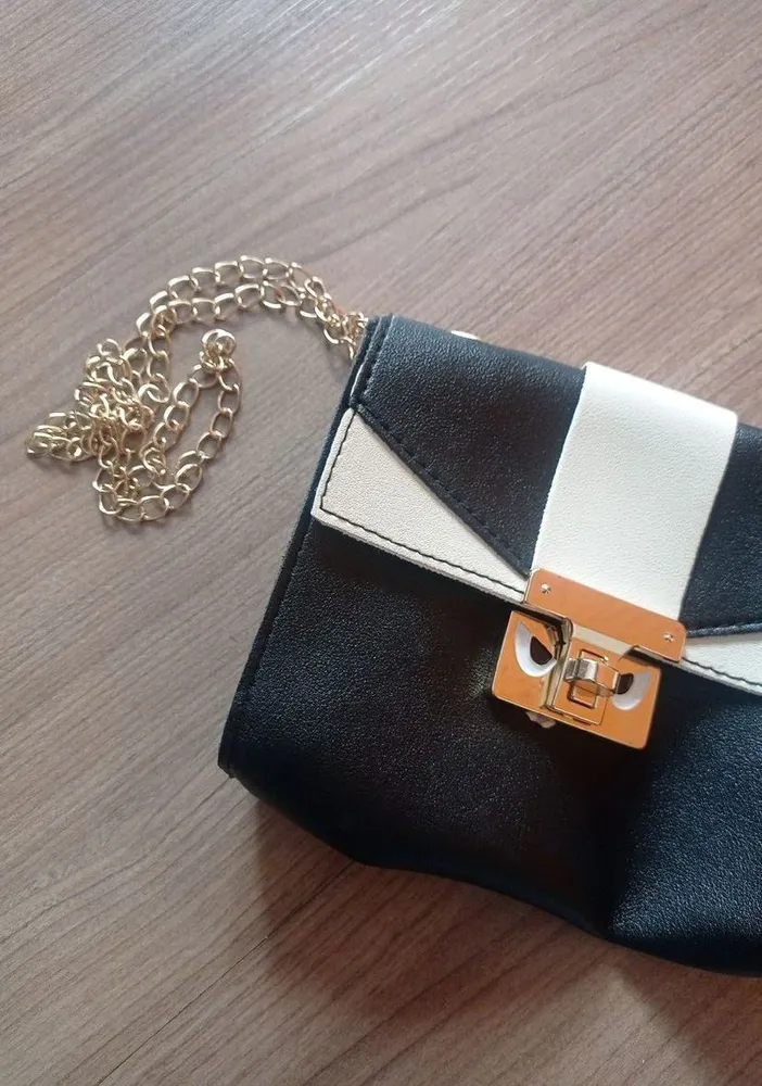 Bolsa Feminina Preta Branca Corrente Dourada