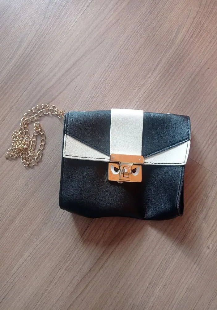 Bolsa Feminina Preta Branca Corrente Dourada