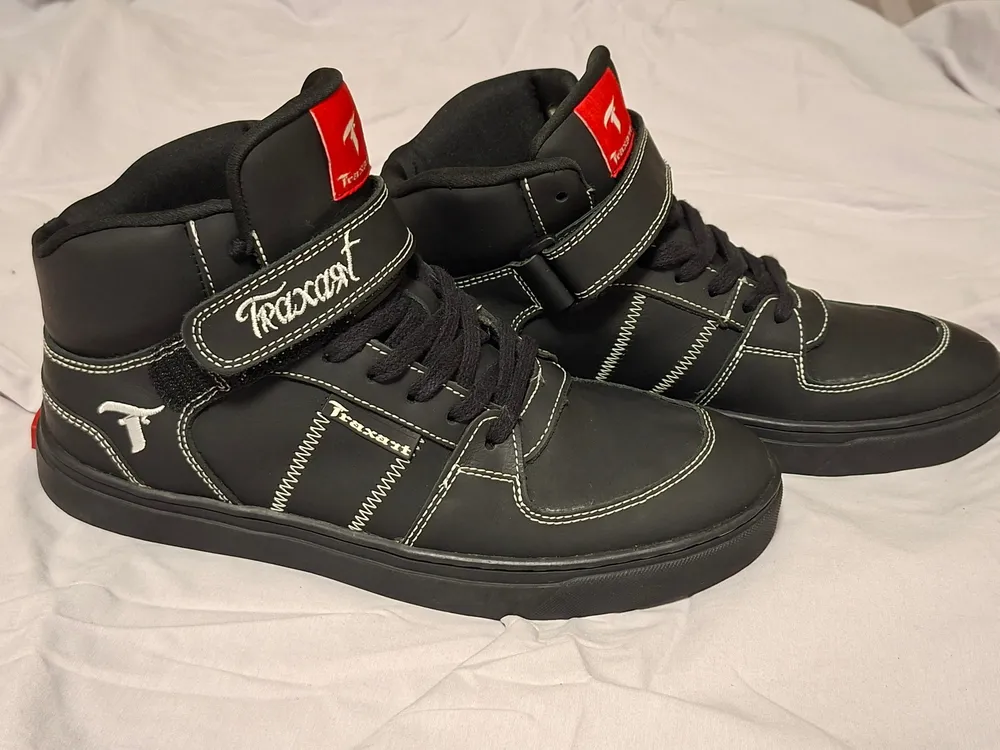 TÊNIS TRAXART PRETO COM LINHAS DE CONTRASTE 38