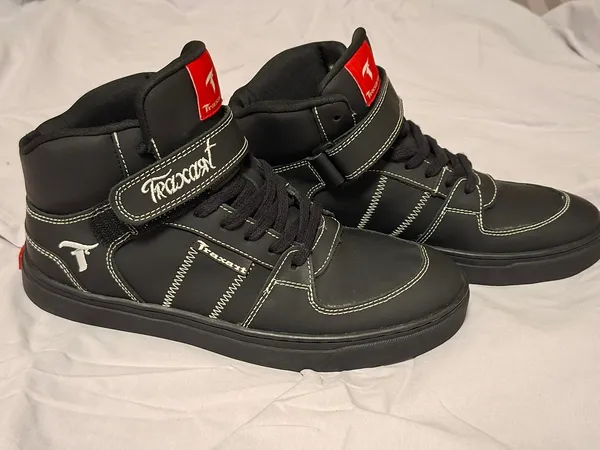 TÊNIS TRAXART PRETO COM LINHAS DE CONTRASTE 38