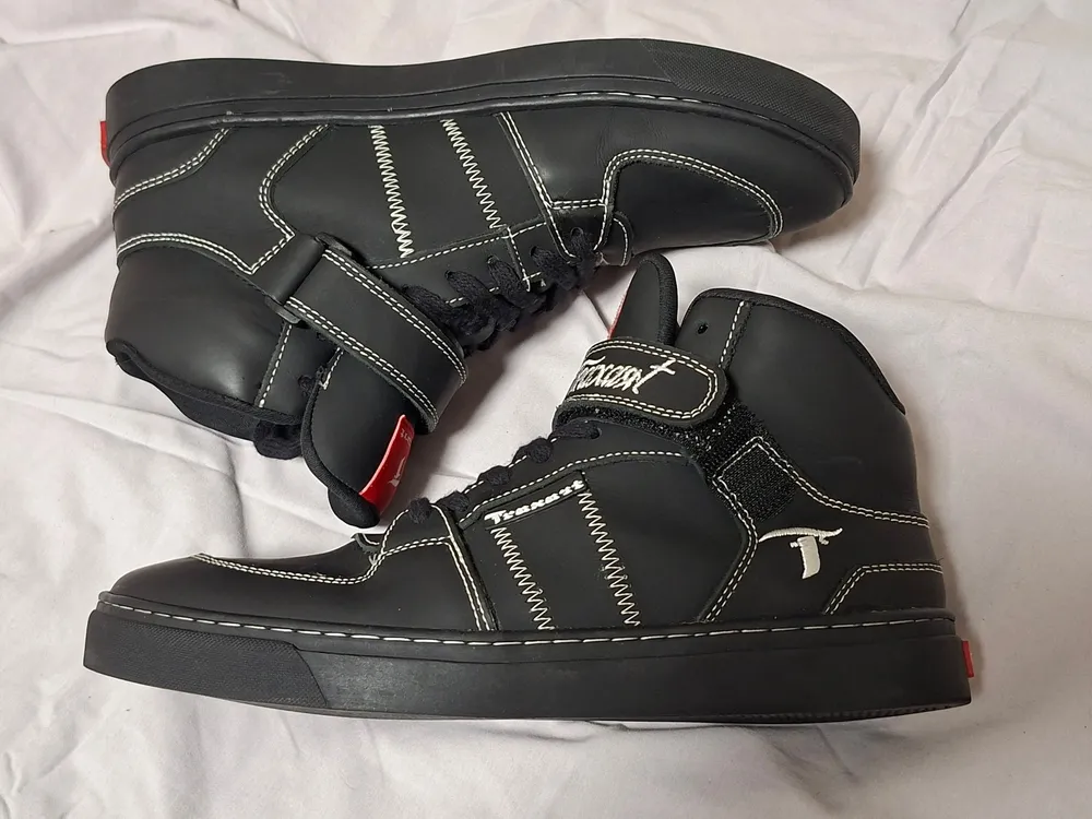 TÊNIS TRAXART PRETO COM LINHAS DE CONTRASTE 38