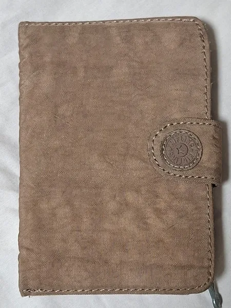 Carteira Kipling porta passaporte com moedeiro marrom