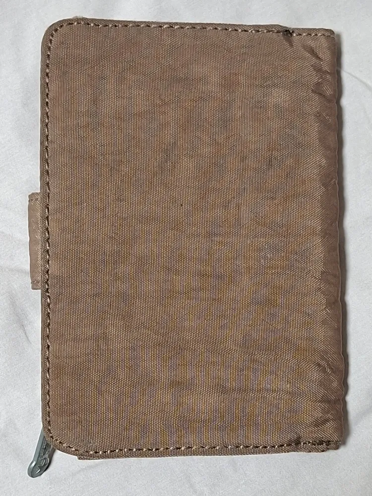 Carteira Kipling porta passaporte com moedeiro marrom