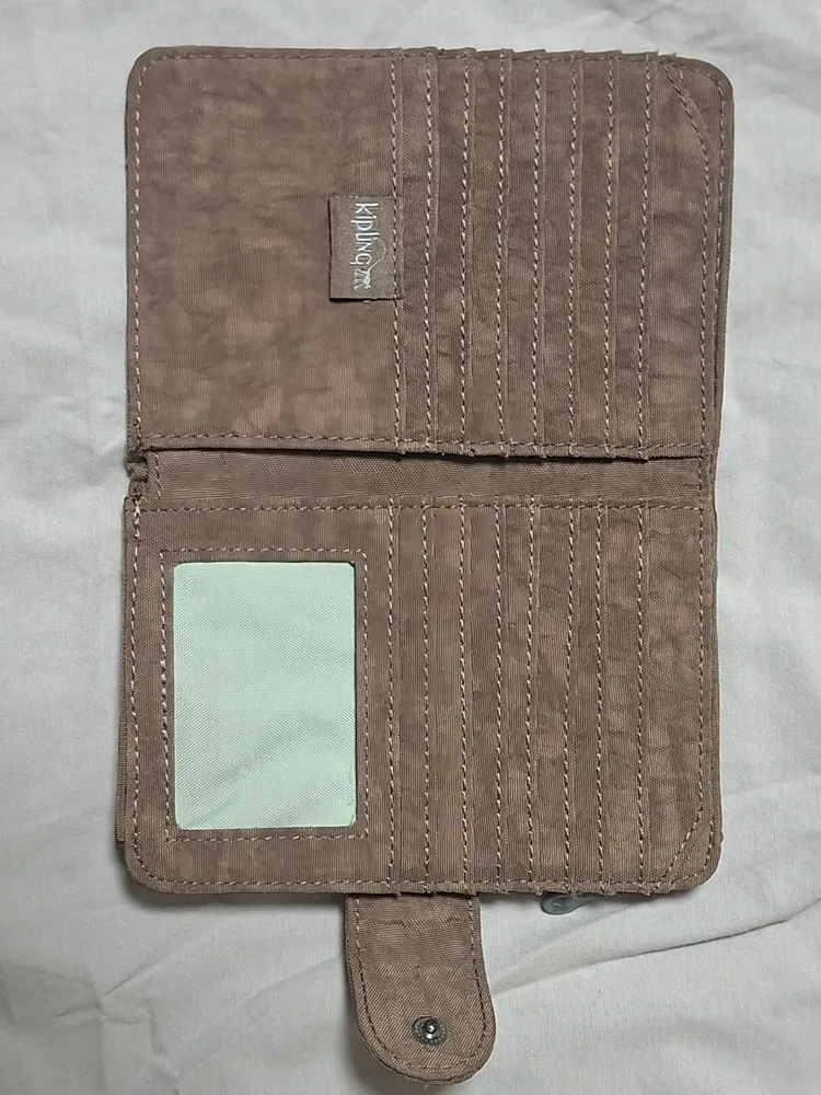 Carteira Kipling porta passaporte com moedeiro marrom