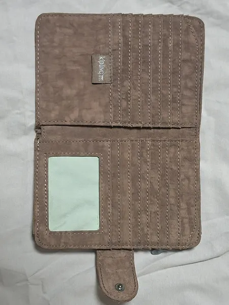 Carteira Kipling porta passaporte com moedeiro marrom