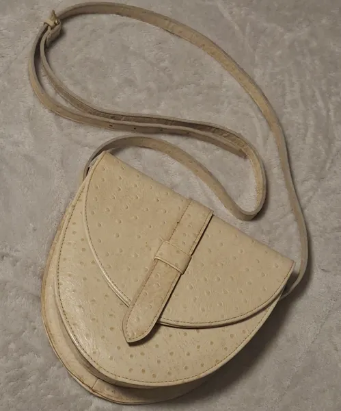 BOLSA ARTESANAL DE COURO CREME COM TEXTURA PELE DE AVESTRUZ