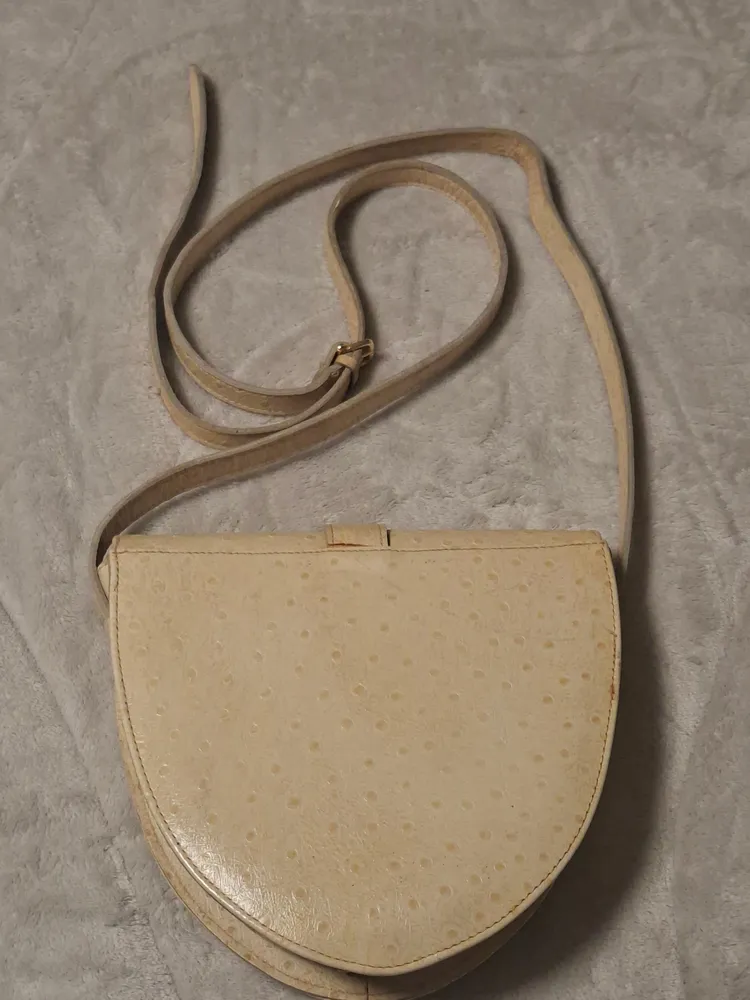BOLSA ARTESANAL DE COURO CREME COM TEXTURA PELE DE AVESTRUZ