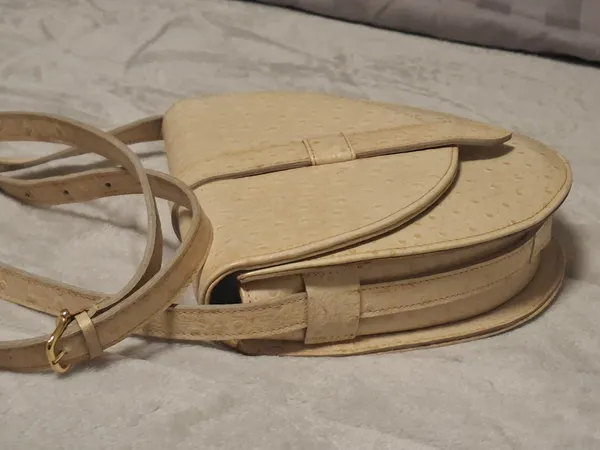 BOLSA ARTESANAL DE COURO CREME COM TEXTURA PELE DE AVESTRUZ
