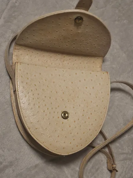 BOLSA ARTESANAL DE COURO CREME COM TEXTURA PELE DE AVESTRUZ