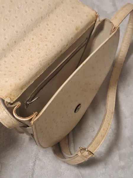 BOLSA ARTESANAL DE COURO CREME COM TEXTURA PELE DE AVESTRUZ