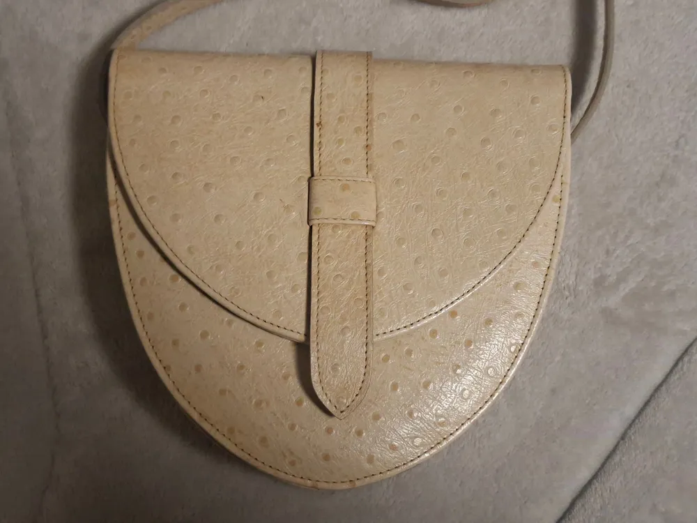 BOLSA ARTESANAL DE COURO CREME COM TEXTURA PELE DE AVESTRUZ