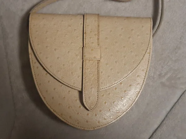 BOLSA ARTESANAL DE COURO CREME COM TEXTURA PELE DE AVESTRUZ