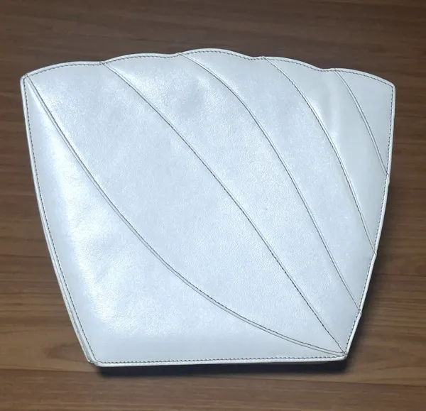 Bolsa clutch vintage de couro branco perolado