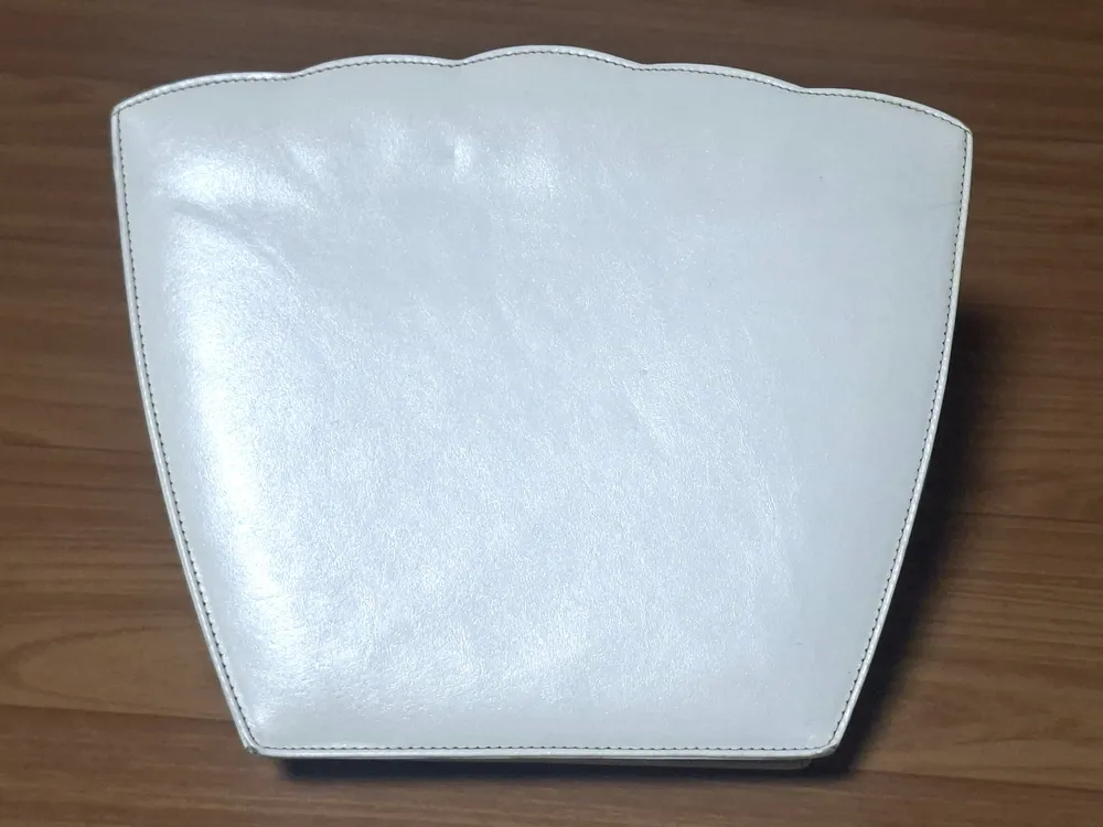 Bolsa clutch vintage de couro branco perolado